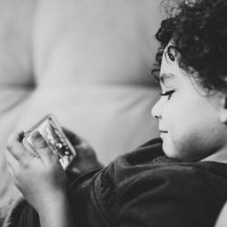 Anak Bisa Terkena Infeksi Otak karena Terlalu Banyak Main Handphone? Hoaks!