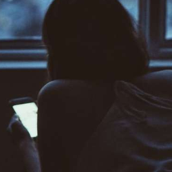 Jangan Langsung Memeriksa Ponsel setelah Bangun Tidur, Bahaya!