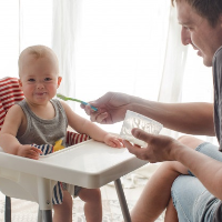 Bahaya Menyuapi Anak sambil Jalan-jalan
