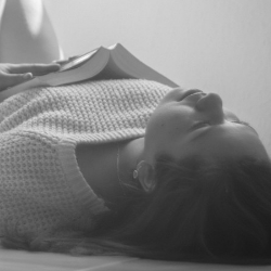 Tidur di Lantai, Berbahaya atau Bermanfaat?