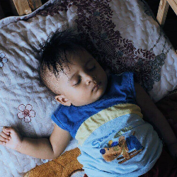 Duh, Si Kecil Kok Suka Tiba-tiba Berteriak Waktu Tidur, Ya?