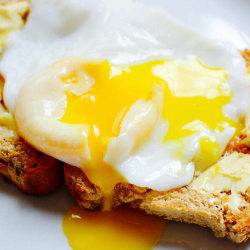 Balita Makan Telur Setengah Matang, Boleh atau Jangan?