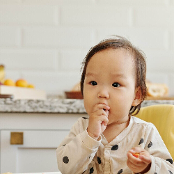 Balita Masih Suka Mengisap Jempol, Biarkan atau Larang?