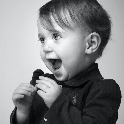 Balita Suka Memainkan Pusar, Bahaya Enggak, ya?