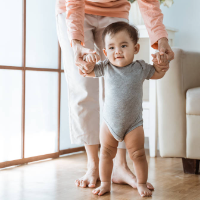 Bantu Si Kecil Belajar Jalan, Perhatikan Juga Ketebalan Popoknya Mums!