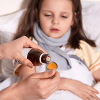 Banyak Dilakukan Orang Tua, Kenali Bahaya Swamedikasi pada Anak-anak