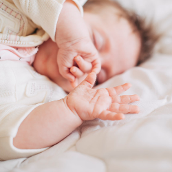 Bayi Berkeringat saat Tidur, Apakah Normal?