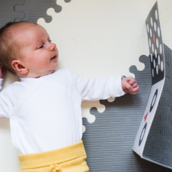 Stimulasi Penglihatan Newborn, Gunakan Hitam dan Putih daripada Warna Lain