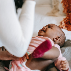 Kenapa Ya Bayi Kok Menangis saat Buang Air Besar?