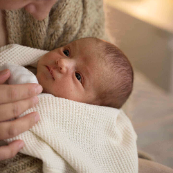 Bayi Suka Banget Lihat ke Atas, Karena Ini Alasannya