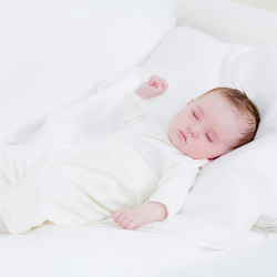 Bayi Tak Usah Diselimuti saat Tidur, Ini Alasannya