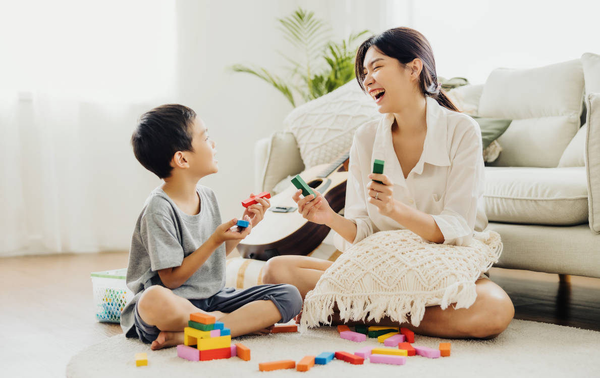 Anak dan ibu sedang bermain di rumah