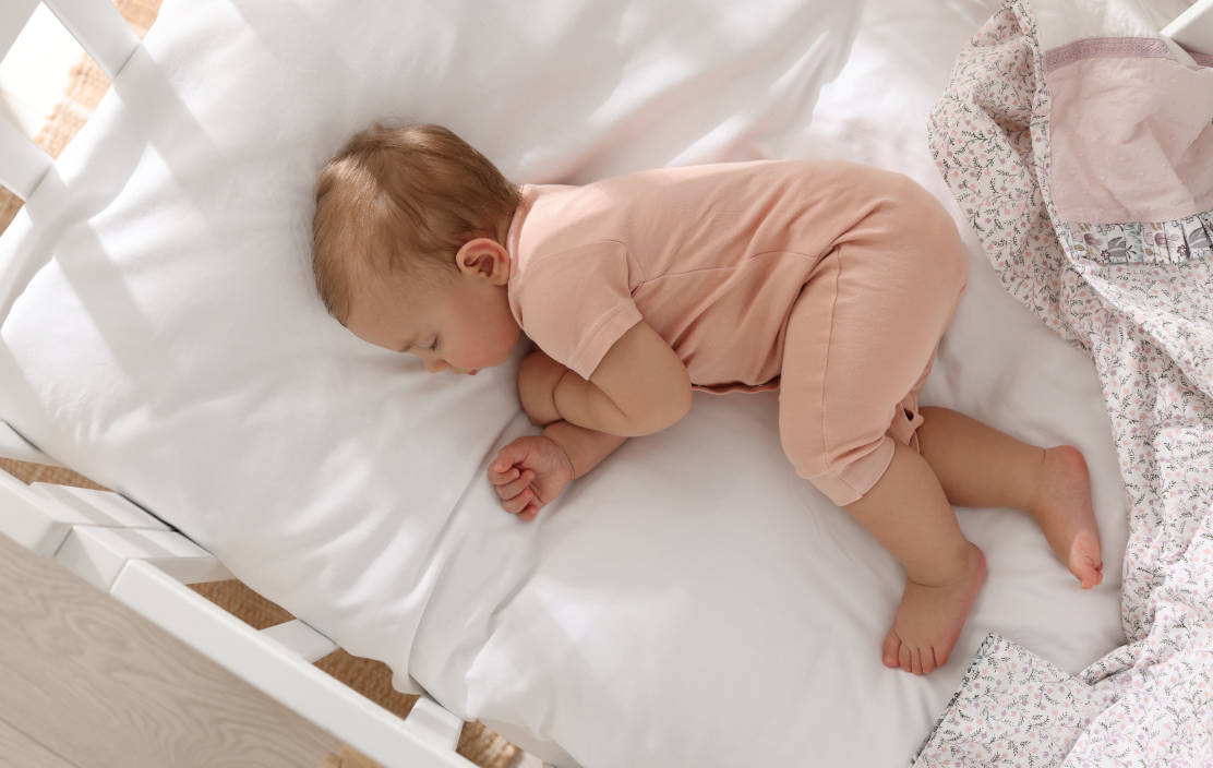 Rawan Tercekik, Apakah Bayi Memang Perlu Tidur Pakai Selimut?