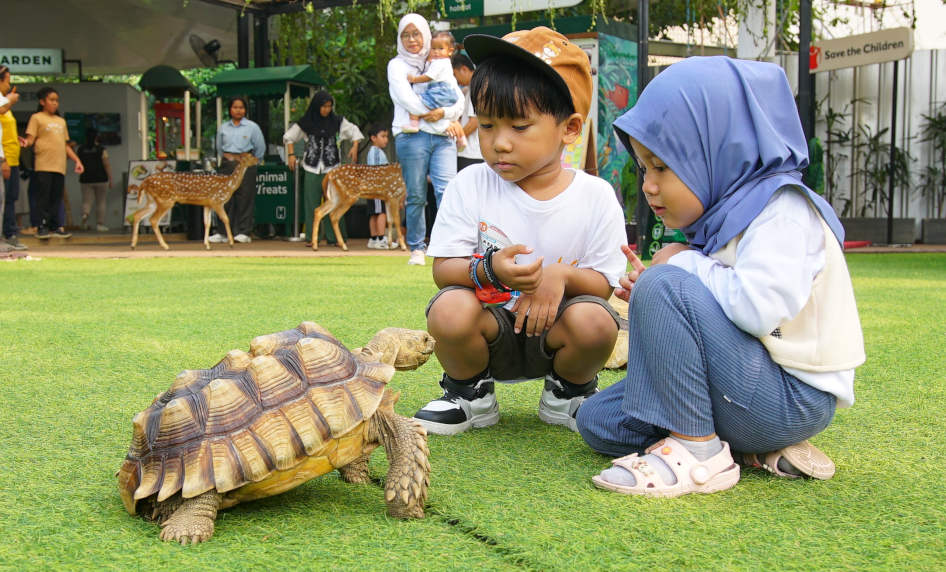 Anak-anak berinteraksi dengan hewan secara langsung di Family’s Days Out by Teman Bumil