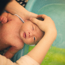 Perlukah Bayi Keramas Setiap Hari?