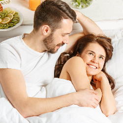 Bermesraan dengan Suami Tanpa Bercinta? Cobain Spooning!