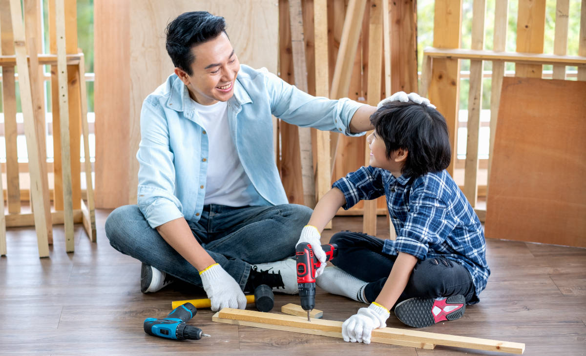 Ayah dan anak berinteraksi