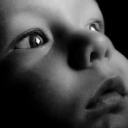 Ada Bintik Putih di Bola Mata, Segera Bawa Anak Ke Dokter!