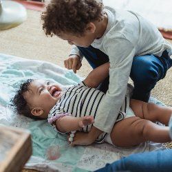 Bolehkah Bayi Digelitik dan Apa Tanda-tanda Ia Tak Menyukainya?
