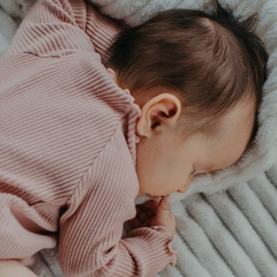 Bolehkah Bayi Tidur Miring, Berbahaya Enggak Ya?