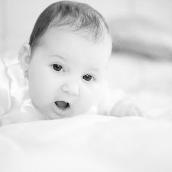 Penyebab Bayi Gumoh dan Cara Mengatasinya