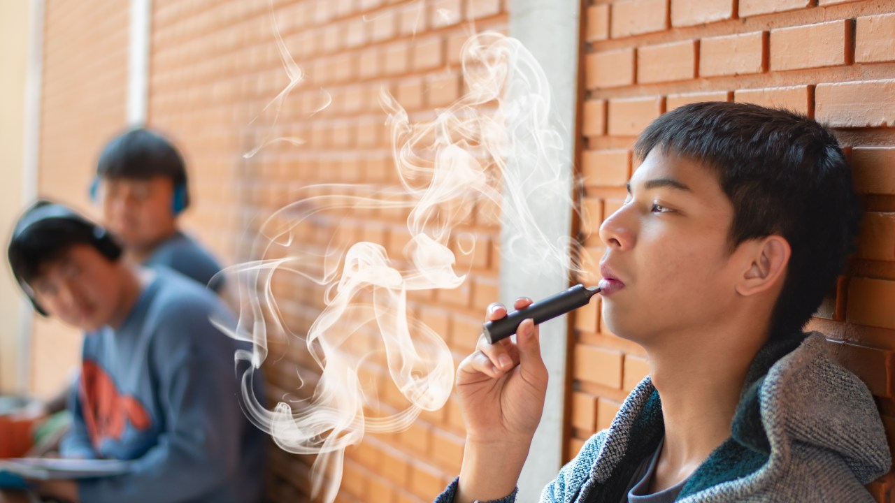 Tren Remaja Pakai Vape Meningkat, Ini Bahayanya!