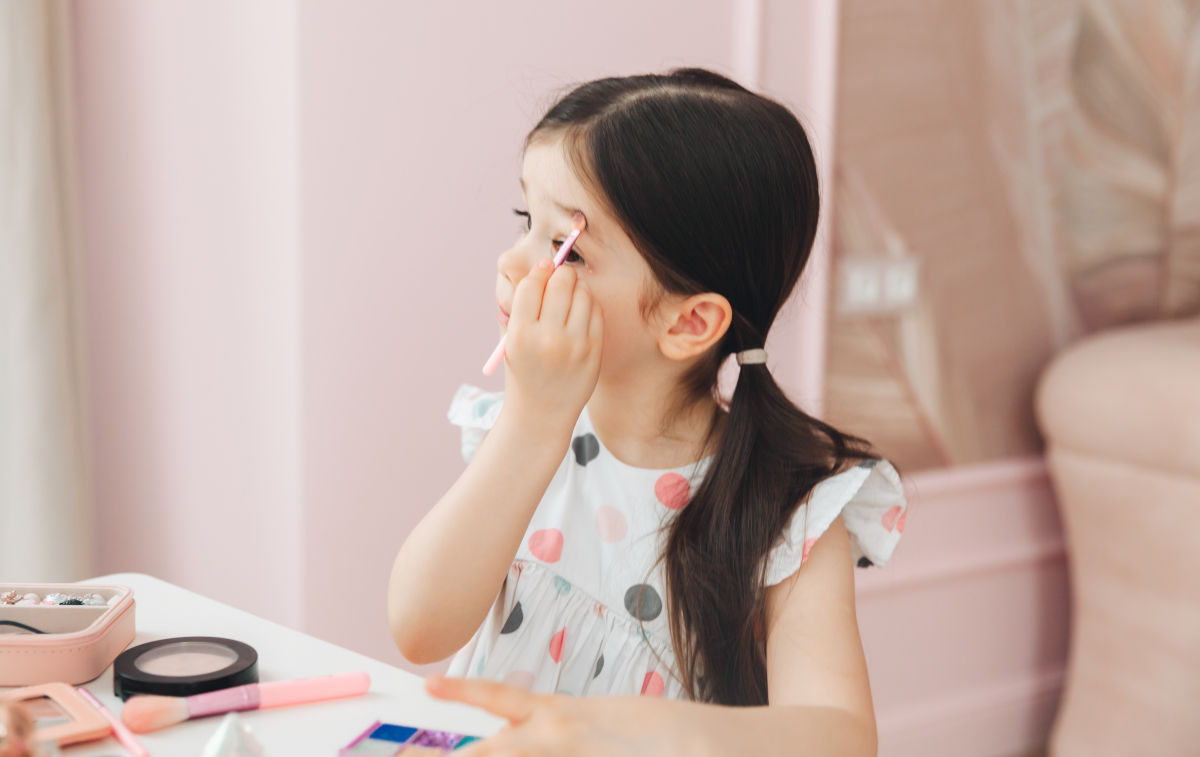 Si Kecil Mulai Tertarik Pakai Make Up, Ini yang Perlu Mums Lakukan