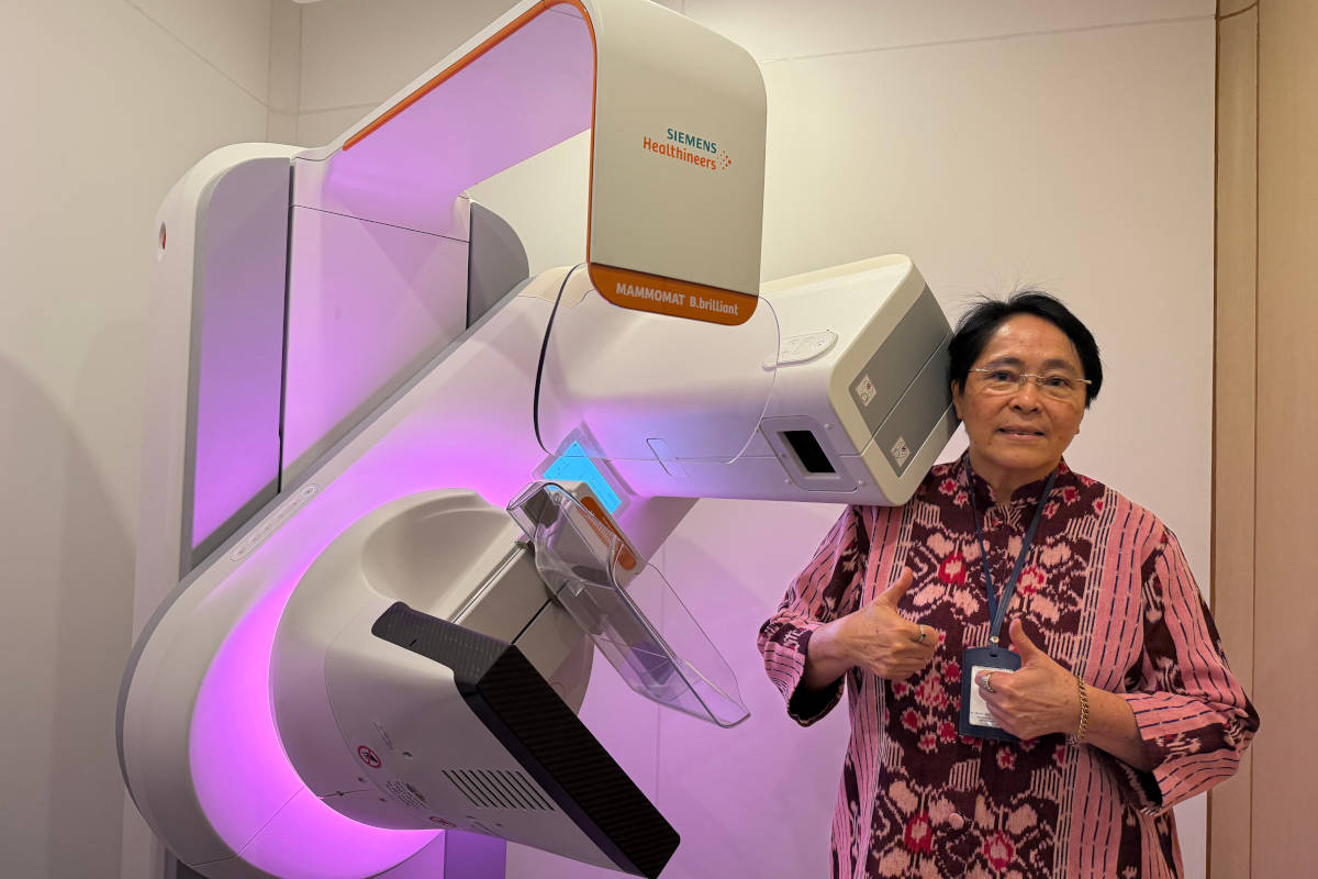 Dr. Nina dari MRCCC di depan Mammomat B.brilliant
