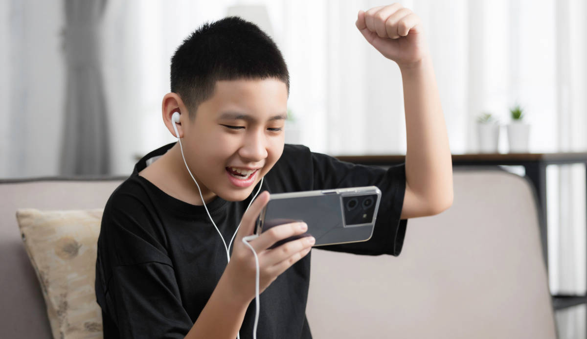 Dampak Terlalu Banyak Screen Time pada Anak dan Cara Menguranginya