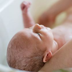 Cara Memandikan Bayi dengan Tepat agar Kulitnya Tetap Lembut