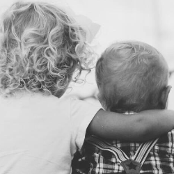 Cara Mengatasi Anak Cemburu karena Punya Adik