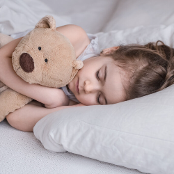 Tak Perlu Panik, Begini Cara Mengatasi Anak Mengigau saat Tidur!