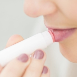 Cara Mengatasi Bibir Kering dan Pecah-Pecah