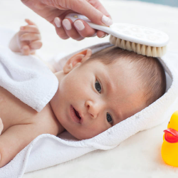 Penyebab Sekaligus Cara Mengatasi Kerak di Kulit Kepala Bayi