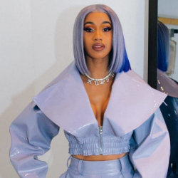 Cegah Infeksi Jamur Vagina, Cardi B Lepas Celana saat Berkendara