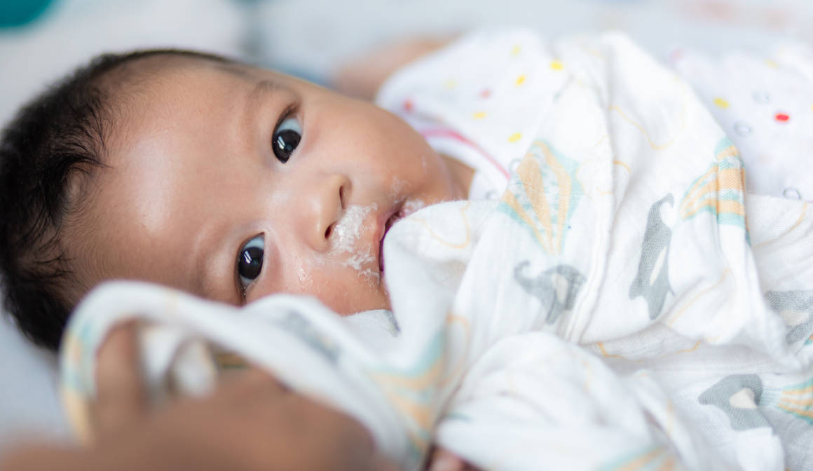Penyebab Bayi Sering Gumoh dan Cara Mengatasinya