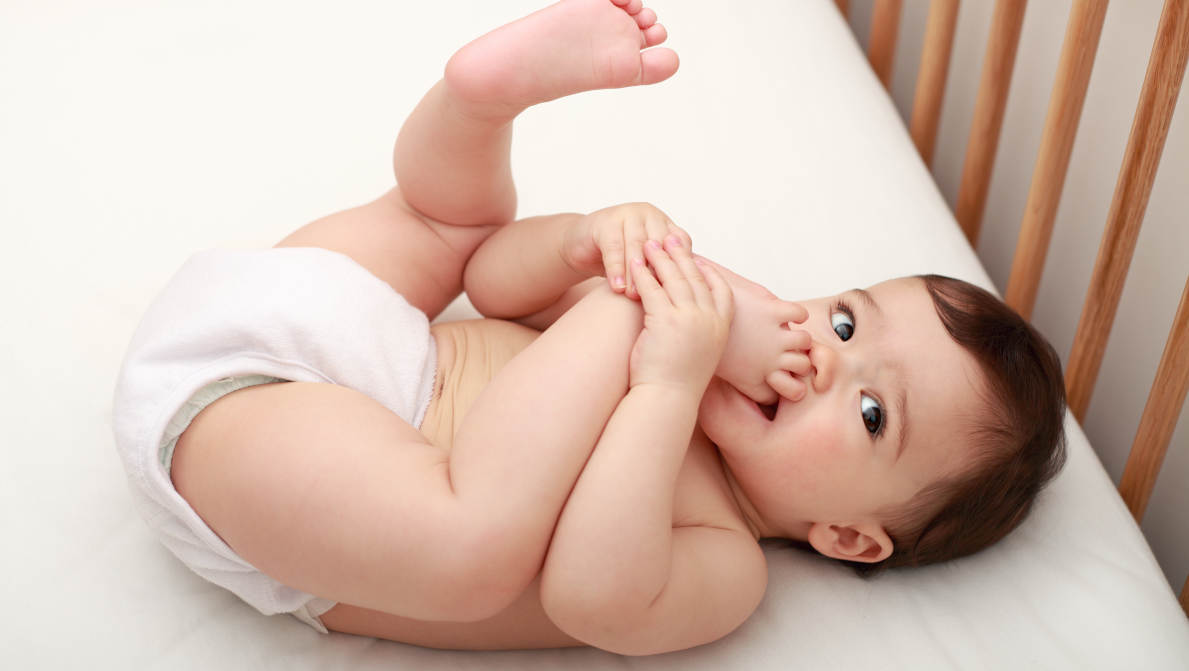 Bayi mulai memasukkan tangan dan kaki ke mulut