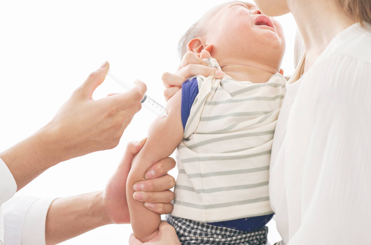Bayi sedang diimunisasi