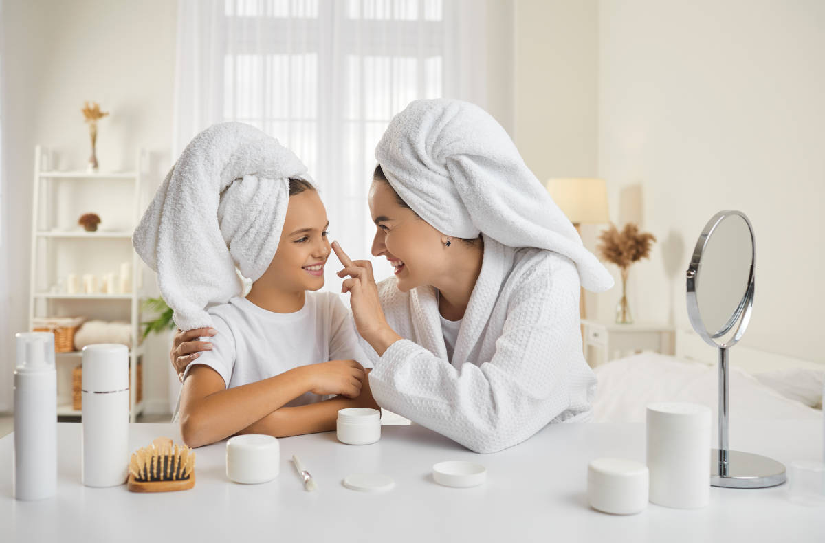 Seorang ibu sedang memperkenalkan skincare untuk anak remajanya