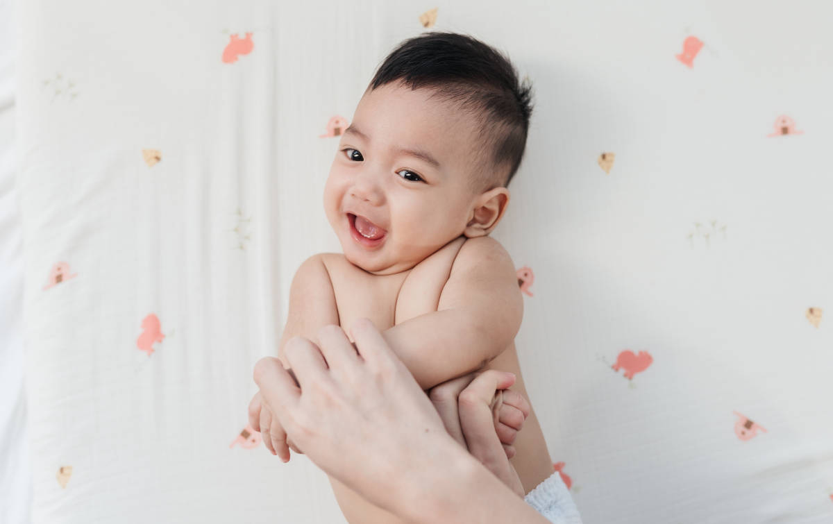 Tumbuh Kembang Bayi 0–12 Bulan: Kemampuan dan Kondisi Tubuh