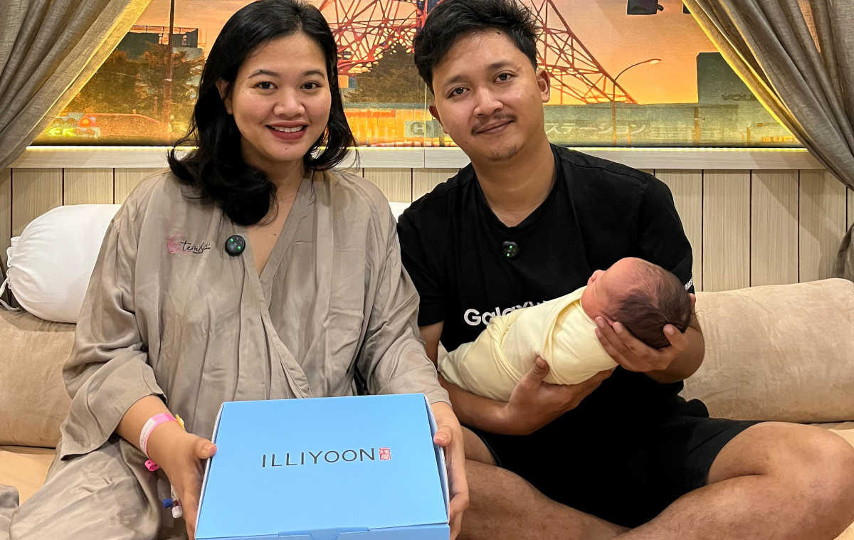 Ibu yang habis melahirkan mendapat maternity hampers dari ILLIYOON