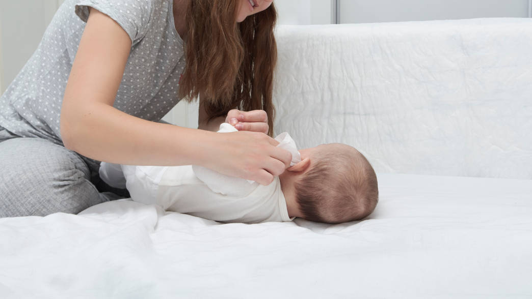 Cara Membersihkan Telinga Bayi