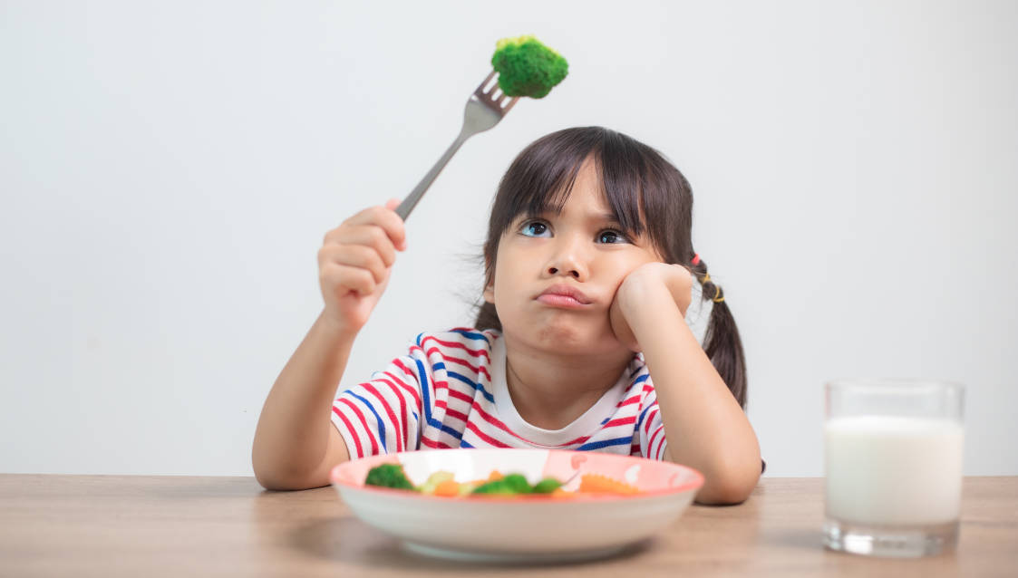Anak terlihat tidak mau makan
