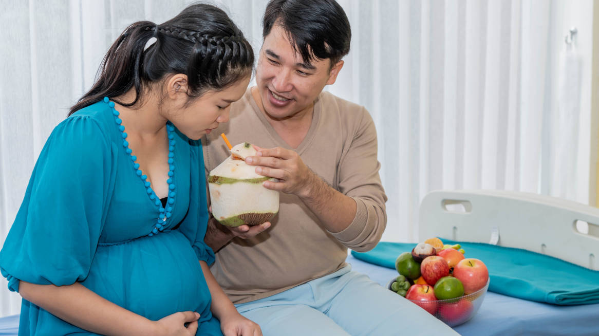 Ini Segudang Manfaat Air Kelapa untuk Ibu Hamil