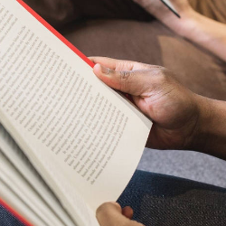 Membaca Sambil Tiduran Bisa Merusak Mata?