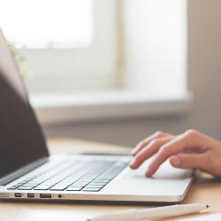 Bekerja di Rumah, Waspada Dampak Sinar Biru dari Gadget pada Kulit!