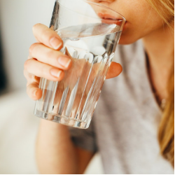 Ternyata Minum Air Terlalu Banyak Juga Bisa Berbahaya bagi Tubuh!