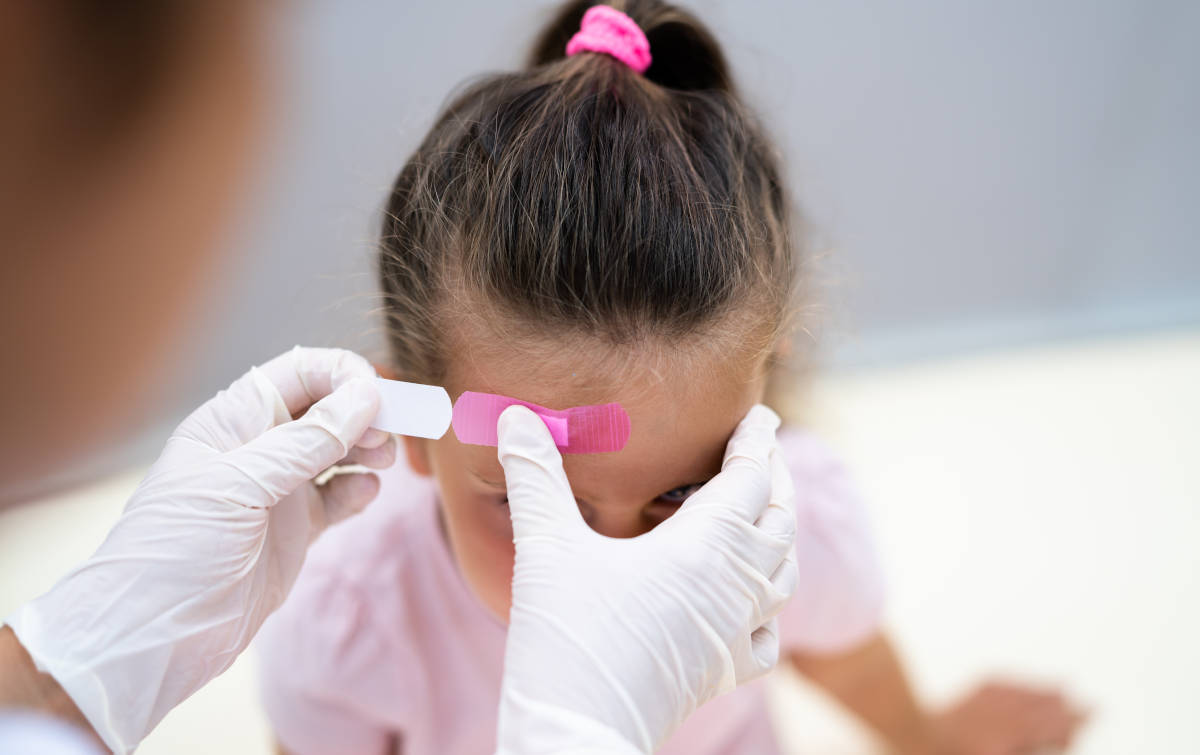 Seorang anak terluka dan diberi plester