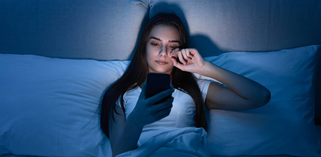 5 Bahaya Main HP Sebelum Tidur