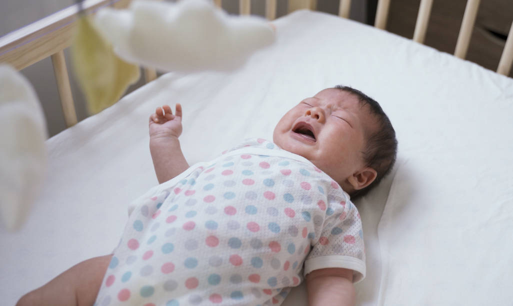 Bayi menangis di tempat tidurnya